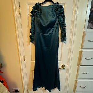 Elegant Teal Evening Gown Size US 4 with detachable over skirt